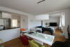 Moderne 3-Zimmer-Wohnung mit EBK und zwei Balkonen im 3-Parteien-Haus! - Wohn- und Essbereich mit offener Küche Ansicht 2