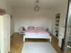 Komfortable 4-Zi.-Wohnung mit großzügiger Süd-/West Terrasse zentral in Meerbusch-Büderich! - Schlafzimmer mit Balkon