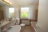 Moderne 3-Zimmer-Eigentumswohnung mit Tageslicht-Bad und Einbauküche im Herzen von Büderich - 9_Tageslicht-Wannenbad