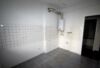 Renovierte, teilsanierte und moderne 2,5-Zimmer-Hochparterre-Wohnung mit Balkon in Düsseltal! - 6_Küche Ansicht 1