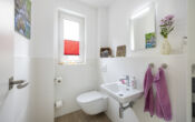 Modernes, freistehendes Einfamilienhaus im Ortskern von Lank-Latum - Gäste-WC