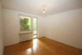 Renovierte 3-Zimmer-Wohnung im Hochparterre mit zwei Balkonen und Blick ins Grüne! - Schlafzimmer