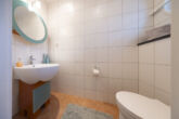 Stilvoll & Energieeffizient! Einfamilienhaus mit Swimmingpool - Gäste-WC