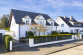 Stilvoll & Energieeffizient! Einfamilienhaus mit Swimmingpool - Haus Frontansicht