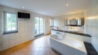Stilvoll & Energieeffizient! Einfamilienhaus mit Swimmingpool - Bad en Suite