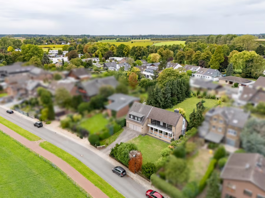 Rarität am Rheindeich: ca. 1.787 m² Grundstück mit Bestand und vielfältigen Perspektiven - Vogelperspektive Straßenansicht am Deich (196004)
