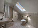 Helle 3-Zi-Whg. mit ca. 125 m² Wohn-/Nutzfläche inkl. ausgebautem Spitzboden - Badezimmer (Spitzboden)