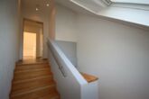 Renovierte 3-Zimmer-Wohnung mit Balkon in gepflegtem Dreifamilienhaus Nahe Deutsches-Eck! - Treppenhaus