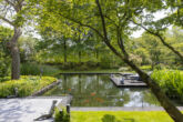 Architektenvilla mit Einliegerwohnung und zusätzlichem Baufenster auf traumhaften Süd-West-Grundstück in Alt-Meererbusch - Blick über Teich in den Garten