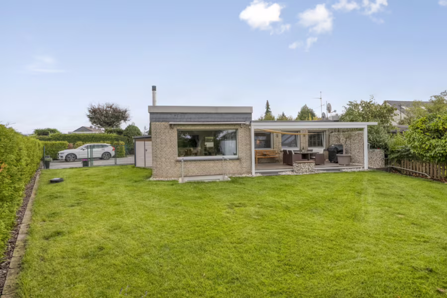 Familienfreundlicher, modernisierter Bungalow auf attraktivem Eckgrundstück in Südwestlage - Rückansicht Haus (196245)