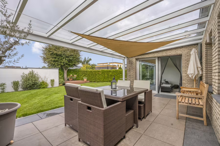 Familienfreundlicher, modernisierter Bungalow auf attraktivem Eckgrundstück in Südwestlage - weitere Ansicht überdachter Terrassenbereich (196221)
