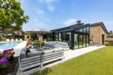 Exklusiver Bungalow mit Süd-West-Garten, Außenpool sowie Großgarage für 2-3 Pkw´s im Stadionviertel - Gartenübersicht