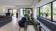 Exklusiver Bungalow mit Süd-West-Garten, Außenpool sowie Großgarage für 2-3 Pkw´s im Stadionviertel - Esszimmer, Wohnzimmer mit Blick in Garten