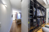 Ein Steinwurf zur Kö! 4-Zimmer-Luxus-Wohnung mit Aufzug und zwei TG-Stellplätzen am Malkastenpark - Ankleide (2)