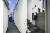 Neuwertige 4-Zimmerwohnung mit Einbauküche und Terrasse in einem 2-Parteienhaus in Neuss-Weißenberg - privater Zugang zum Wohnungseingang