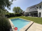 Repräsentative Familienvilla mit Außenpool in begehrter Rheinnähe - Meerbusch-Nierst - Pool- und Terrassenansicht