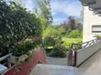 Großzügige Hochparterre-Wohnung mit Loggia im Grünen und erstklassiger Anbindung nach Düsseldorf - überdachter Zugang zum Hauseingang