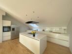 Luxuriöse Penthouse-Wohnung mit großzügiger Dachterrasse, Aufzug, Einbauküche und 2 TG-Stellplätzen - Küchenansicht