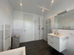 Luxuriöse Penthouse-Wohnung mit großzügiger Dachterrasse, Aufzug, Einbauküche und 2 TG-Stellplätzen - Dusch- und Wannenbad Ansicht 2