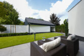 Eine Immobilie mit einer klaren Linie - Modernisierte Villa in bester Lage von Alt-Meererbusch - Terrasse vorderer Grundstücksbereich