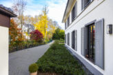 Luxuriöse Familienvilla in Alt-Meererbusch - Außenansicht Zufahrt Privatweg