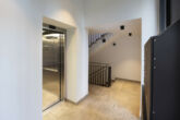 Ein Steinwurf zur Kö! Neuwertige 5-Zimmer-Wohnung mit Aufzug und zwei TG-Stellplätzen am Malkastenpark - Treppenhauseingang