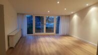 Großzügige 4-Zimmer-Wohnung mit großer Dachterrasse im Herzen von Meerbusch-Büderich - Wohnzimmer mit Loftcharakter und offenem Kamin