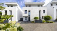 In der gefragten "Gartenstadt Reitzenstein" - Moderne Doppelhaushälfte im zeitlosen Bauhausstil - Haus Frontansicht