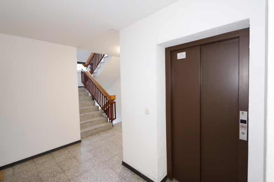 Kapitalanleger gesucht! Modernisierte 3-Zimmer-Wohnung mit Loggia in Süd-West Ausrichtung in begehrter Lage von Büderich! - Treppenhaus (188599)