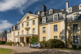 Exklusive Wohnperle - 320 m² große Schlosswohnung mit einmaligem Parkanwesen - Vorderansicht 2