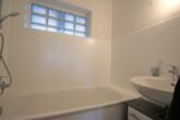 Gemütliches Apartment mit Süd-Balkon in Düsseldorf-Niederkassel! - Wannenbad mit Glasduschwand