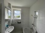 Lichtdurchflutete 3-Zimmer-Wohnung mit zwei Balkonen in Niederkassel - Wannenbad