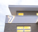Einzigartige Villa mit Aufzug, Außenpool, Heimkino, Luxus-Interior in Alt-Meererbusch - Detail Fassade - Dämmerungsansicht