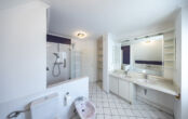 Freistehendes Einfamilienhaus mit Terrasse und beheiztem Wintergarten in beliebter Lage von Meerbusch-Büderich! - Hauptbadezimmer mit Wanne und Dusche Ansicht 2