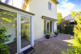 Freistehendes Einfamilienhaus mit Terrasse und beheiztem Wintergarten in beliebter Lage von Meerbusch-Büderich! - Terrasse Ansicht 2
