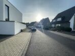 Freistehendes Einfamilienhaus mit Terrasse und beheiztem Wintergarten in beliebter Lage von Meerbusch-Büderich! - Straßenansicht