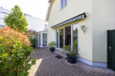 Freistehendes Einfamilienhaus mit Terrasse und beheiztem Wintergarten in beliebter Lage von Meerbusch-Büderich! - Terrasse Ansicht 1
