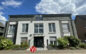 Moderne 3-Zimmer-Wohnung mit Einbauküche, 2-Tiefgaragenstellplätzen und 2 Bädern mit Blick ins Grüne - Außenansicht vorne Mehrfamilienhaus