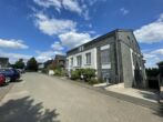 Moderne 3-Zimmer-Wohnung mit Einbauküche, 2-Tiefgaragenstellplätzen und 2 Bädern mit Blick ins Grüne - Seitenansicht Mehrfamilienhaus