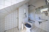 Maisonette-Wohnung mit unverbaubarem Ausblick in bevorzugter Lage von Meerbusch-Büderich - Duschbad am offenen Wohnbereich im DG
