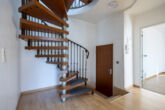 Maisonette-Wohnung mit unverbaubarem Ausblick in bevorzugter Lage von Meerbusch-Büderich - Wendeltreppe zum offenen Wohnbereich im DG