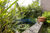 Über 200 m² Wohnfläche - Reiheneckhaus mit ungewöhnlich großem Gartengrundstück - Teich