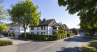Sehr gepflegtes 4-Parteien-Haus (aufgeteilt) mit zwei Garagen in beliebter Lage von Meerbusch-Büderich - Außenansicht