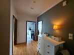 Renovierte 2-Zimmer-Wohnung mit Balkon in direkter Lage zur Dorfstraße! - Diele