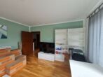Renovierte 2-Zimmer-Wohnung mit Balkon in direkter Lage zur Dorfstraße! - Wohn- und Esszimmer Ansicht 2