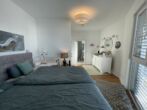 Stilvolle, einseitig angebaute Bauhaus-Architektenvilla mit EBK in einer Privatstraße gelegen. - Elternschlafzimmer mit Bad en Suite
