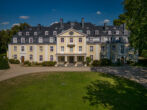 PROVISIONSFREI UND ZU EINEM ABSOLUT FAIREN KAUFPREIS! Einzigartige Etagenwohnung im Schloss Pesch - Vorderansicht