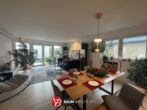 Neuwertige 4-Zi.-Whg. mit EBK, 2 Balkonen, Aufzug & Tiefgarage in Luxus-4-Fam.-Haus nahe Dorfstraße - Wohn- und Essbereich