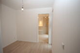 Neuwertige 4-Zi.-Whg. mit EBK, 2 Balkonen, Aufzug & Tiefgarage in Luxus-4-Fam.-Haus nahe Dorfstraße - Ankleide