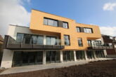 Neuwertige 4-Zi.-Whg. mit EBK, 2 Balkonen, Aufzug & Tiefgarage in Luxus-4-Fam.-Haus nahe Dorfstraße - Rückansicht